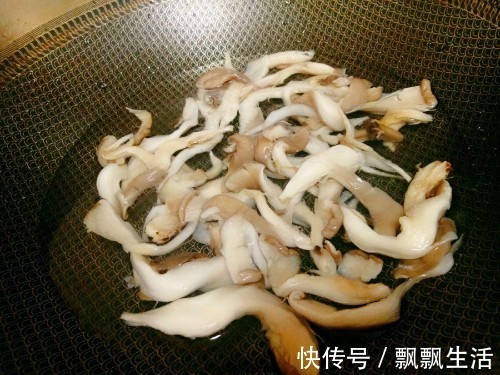 半斤蘑菇，打2个鸡蛋，做全家人爱吃的炸蘑菇，上桌抢光