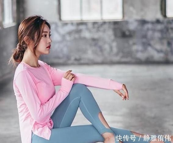 紧身 穿打底裤的美女，在海边释放不一样的美，所有路人的目光被你吸引