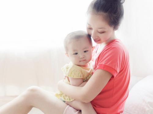 高颜|“最美外婆”走红,高颜值成关注焦点,外婆:别看我,看我外孙吧