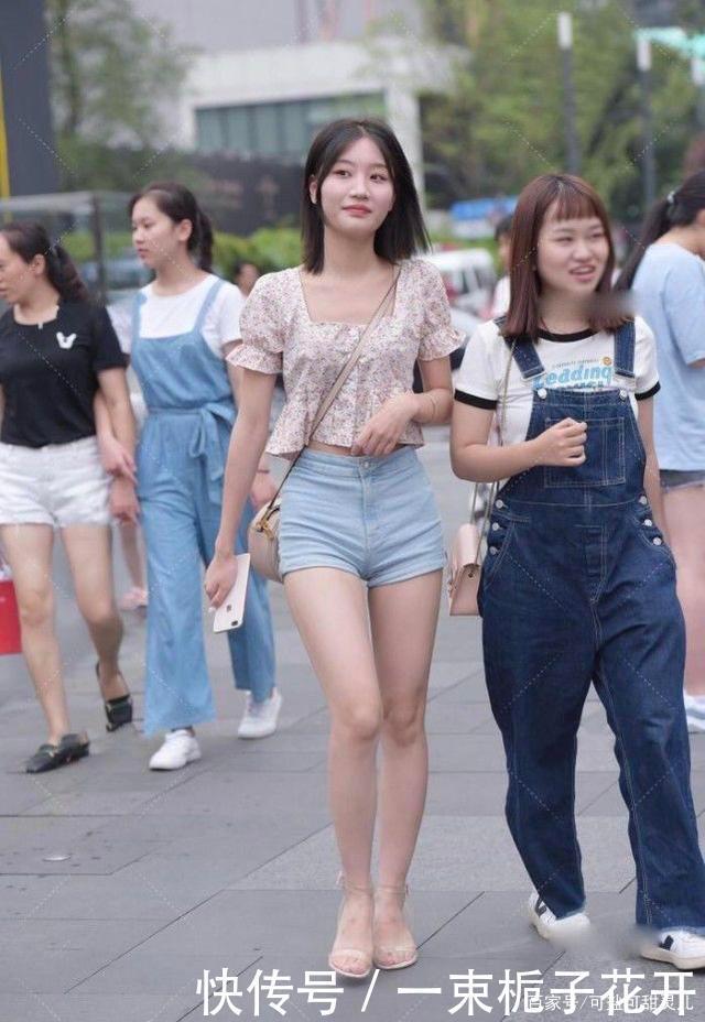 碎花上衣搭配高腰牛仔裤,甜美可爱,清新减龄