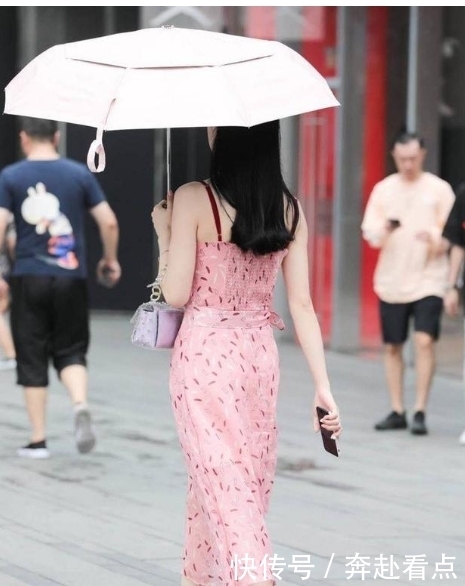 街拍:蓝色连衣裙打造时髦温婉范儿,清纯白衬衫塑造利落精致风!