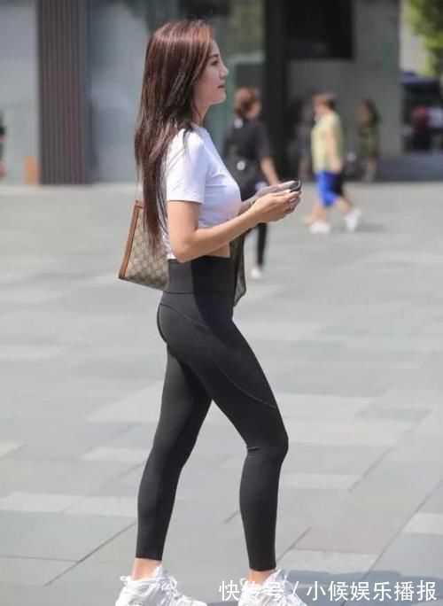 身材|爱笑的小姐姐，白色T恤搭配修身长裤，显身材又有气质