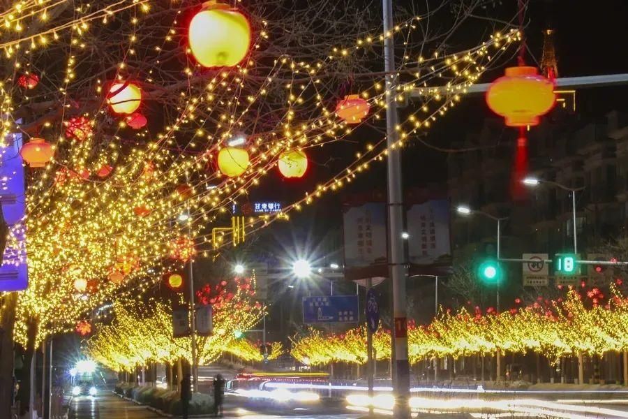 低薪|华灯璀璨人心醉，年味街景“靓”白银