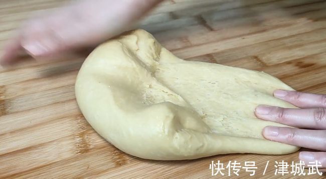想吃面包不用买,方法简单不用烤箱,在家就能做,出锅暄软又拉丝