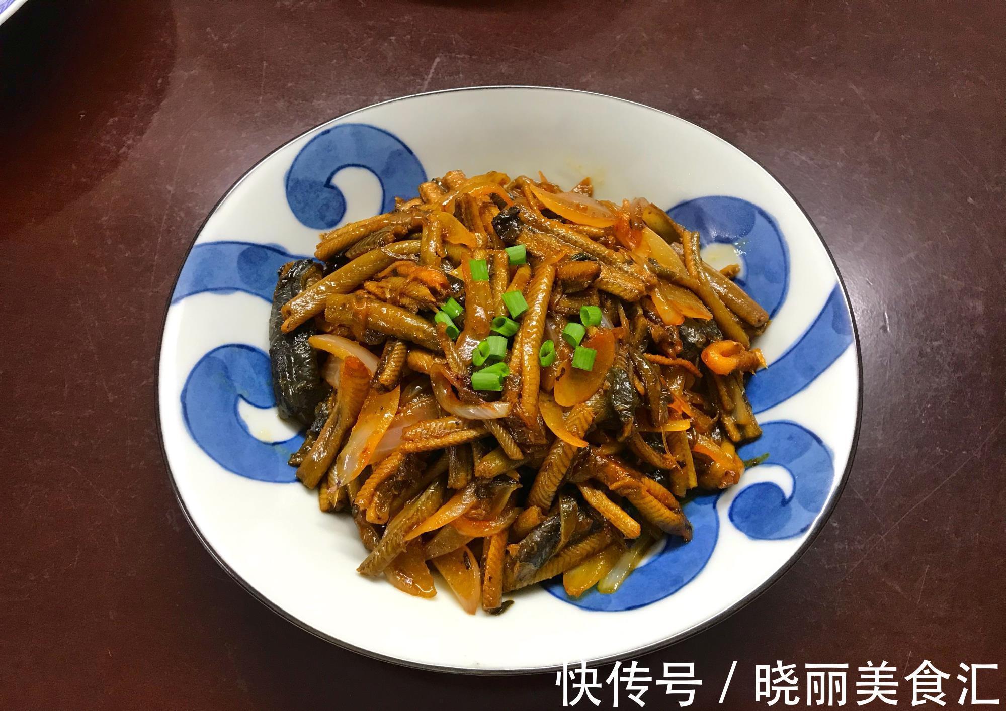 精致|一家三口的晚餐，2菜1汤，菜不精致但养人，网友：好吃接地气