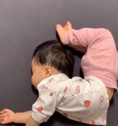孩子|宝宝“高难度睡姿”火了,妈妈掀开被子一看,网友:嫦娥奔月?