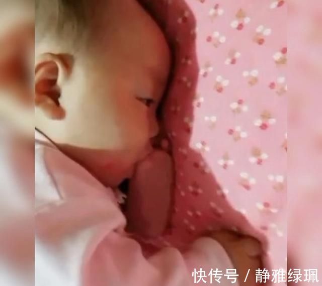 婴儿|婴儿睡觉时喜欢躲在被子里当她妈妈打开被子时,她笑了