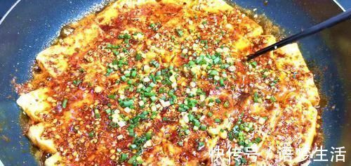 豆腐的这个做法火了,一分钟学会,不煮不炒也不炖,比吃肉还香
