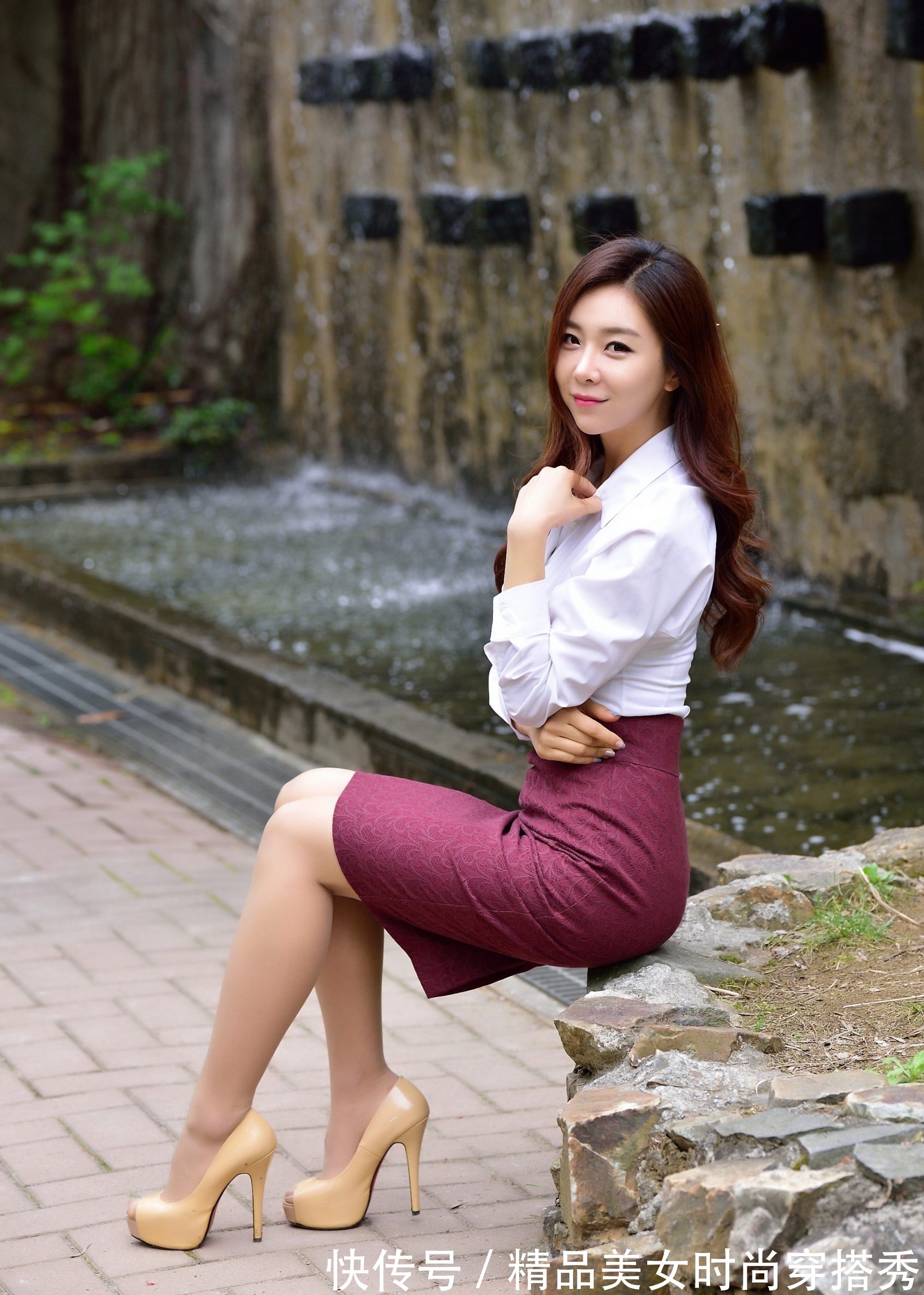 枣红色 白色衬衫搭配高腰的枣红色半身裙,时尚吸睛,走起路来优雅从容