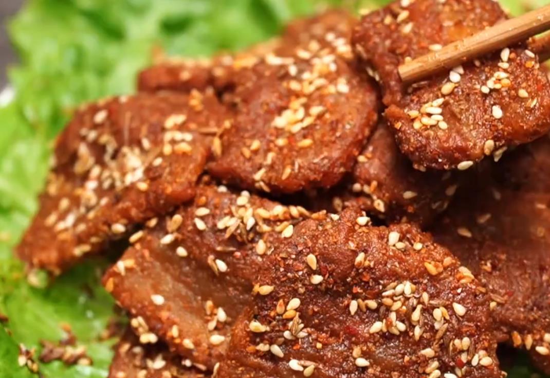 五花肉不要老是红烧了,试试这样做,香辣美味,越嚼越香!