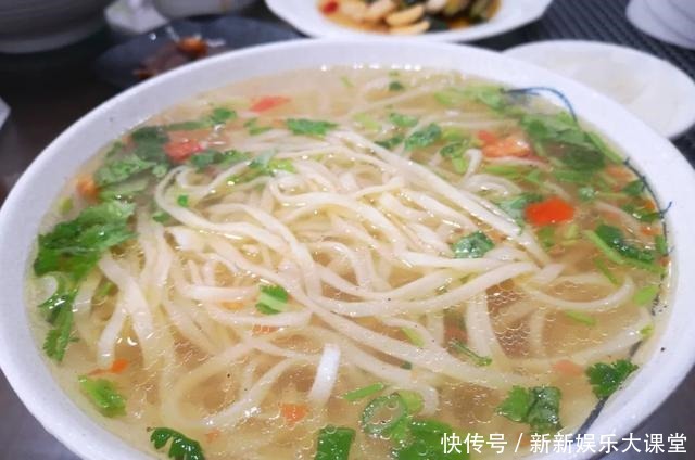 伊犁的烤包子、过油肉拌面和凉粉！