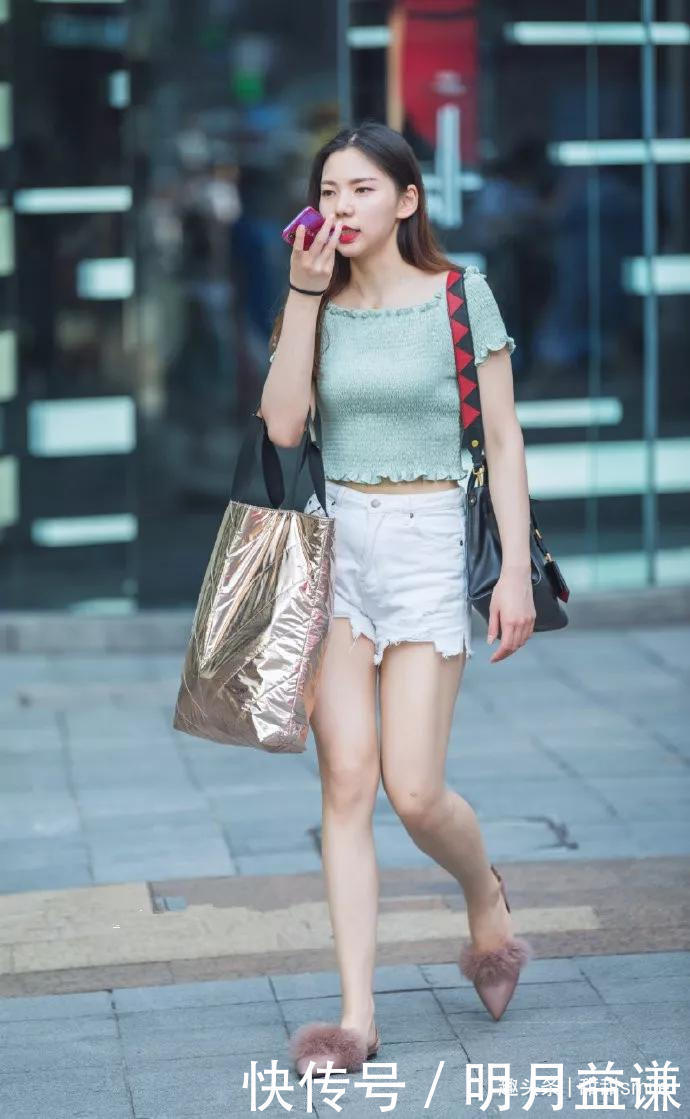 美女脚上踩着一双黑色的高跟凉鞋,让她出街的时候带着优雅的姿态
