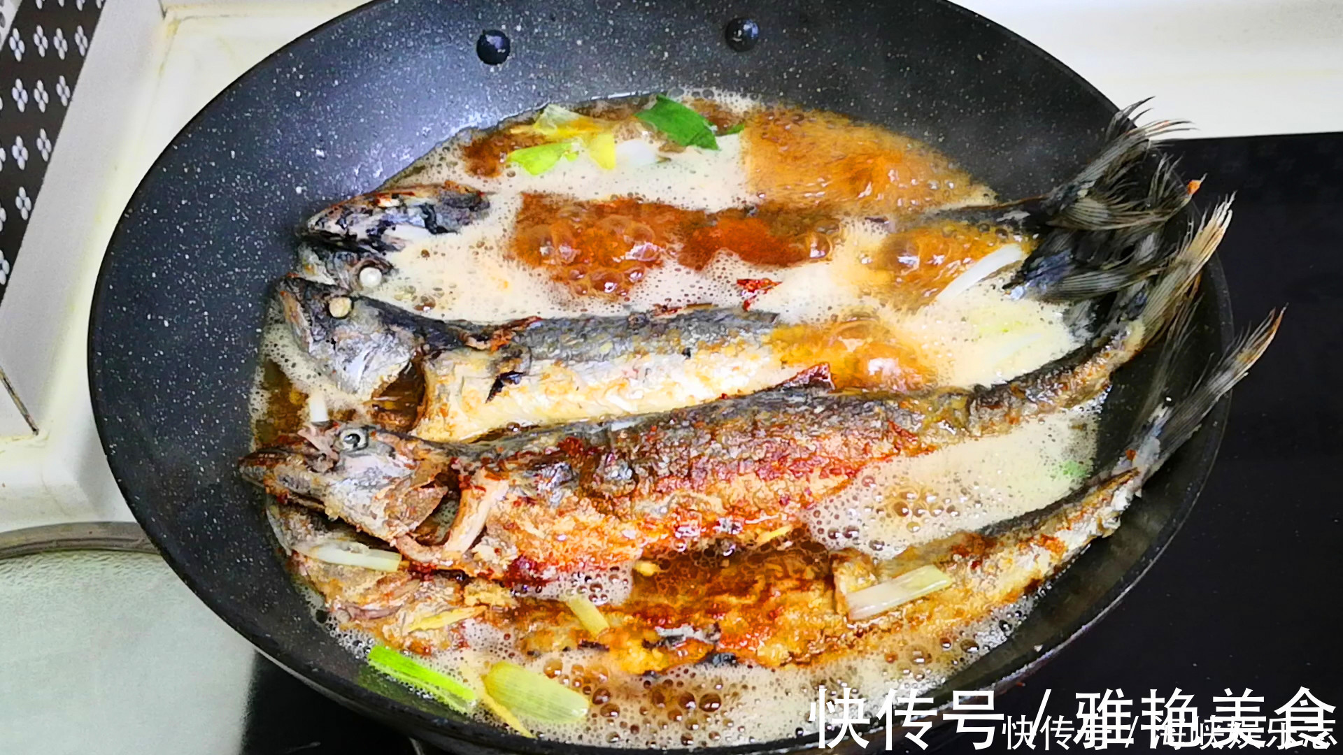 炖鱼时,别加酱油和醋去腥,大厨教我1招,鱼肉又鲜又嫩还不腥气