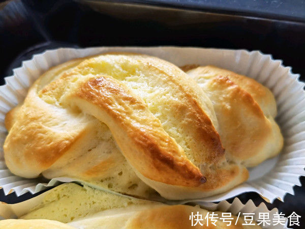 这道奶酥面包做起来容易，吃起来上瘾