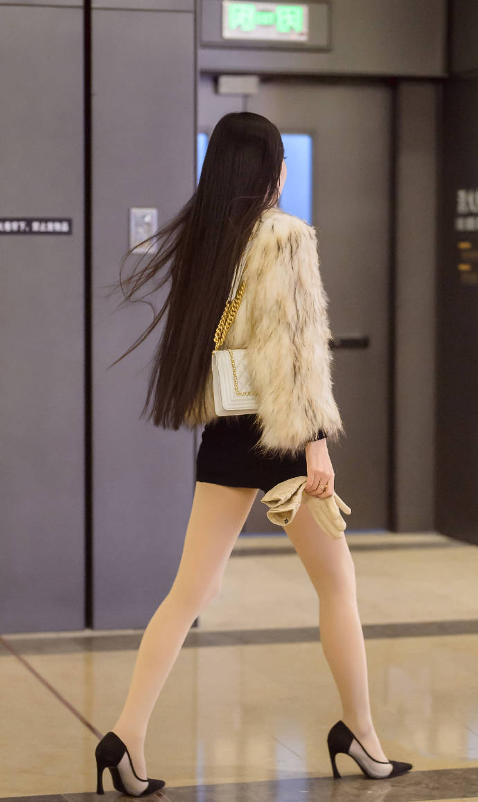 皮草|街拍:一身皮草的小姐姐好害羞,穿衣讲究上面要保温,下面要保鲜