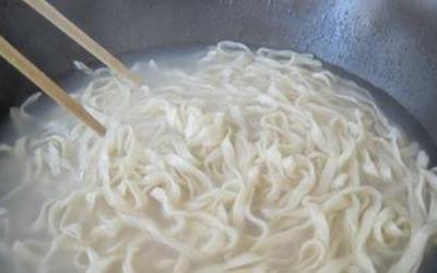 你煮面条都是等到水开才下锅那你煮面肯定难吃,正确方法在这呢