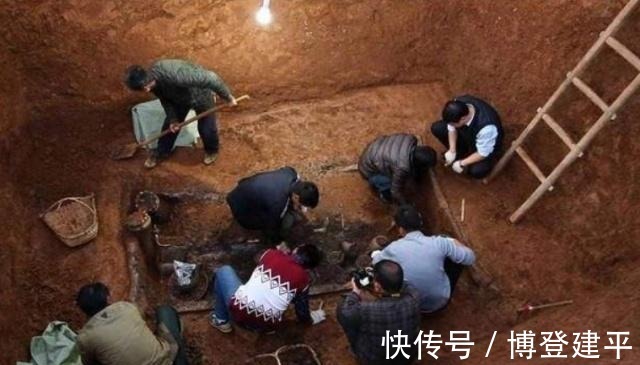 飞镖|古墓挖出3个铁片,外形酷似“手里剑”,专家兴奋:暗器鼻祖