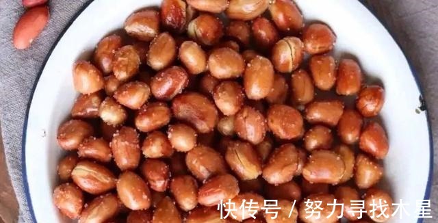 炒花生时，加入这样东西，炒出来花生又香又脆，且放久也不会返潮！