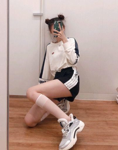 显高显瘦|安踏这套衣服火了,卫衣配短裤少女感十足,显高显瘦还很有气质