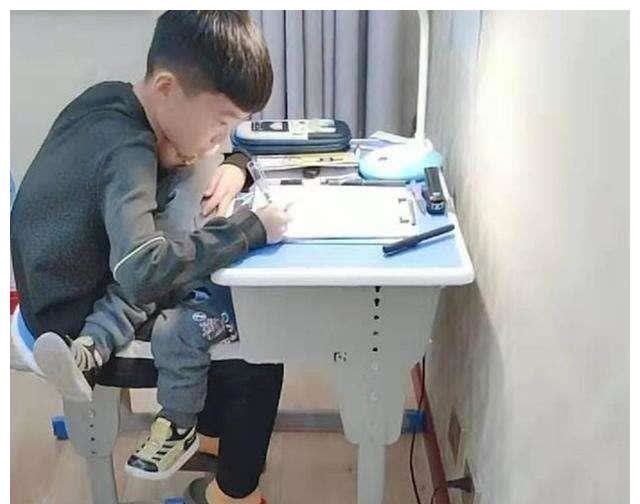 写作业|“二胎家庭”的日常太戳心了，哥哥要写作业，下一秒举动充满无奈