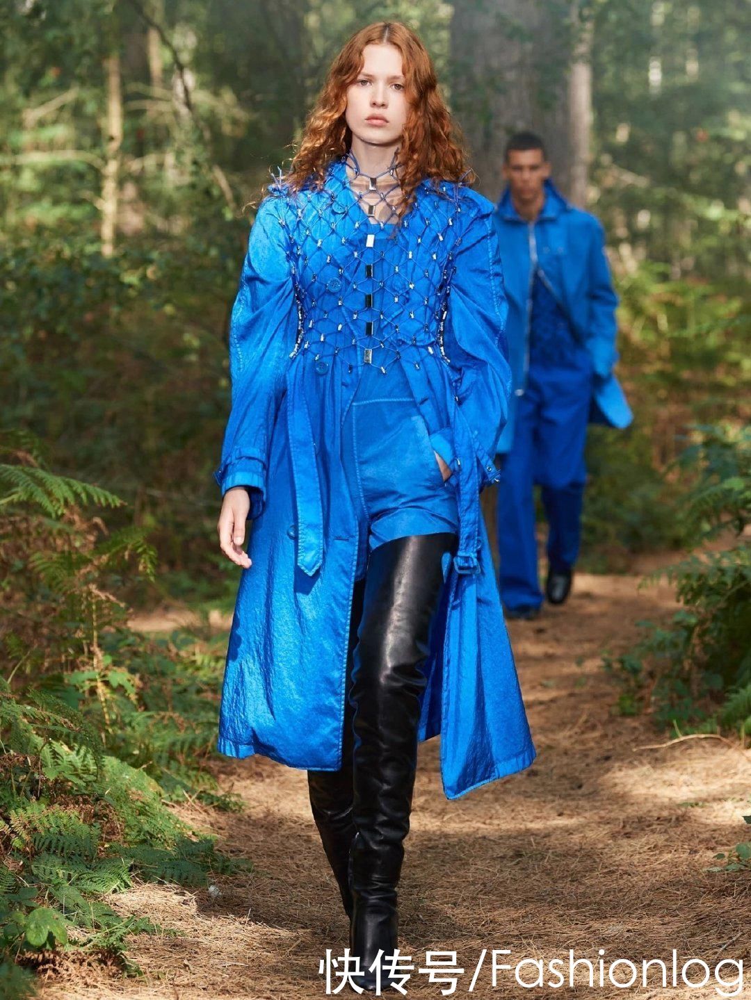 象征希望之水的一抹蓝，把人带往蔚蓝深蓝，回归自然的时尚穿搭