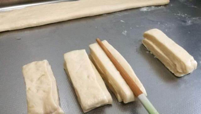 炸油条秘方,很适合在家做,不用泡打粉,一看就会做,一做就成功