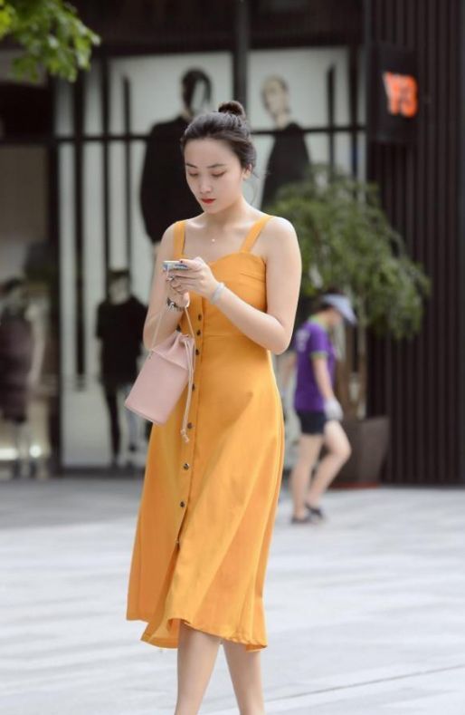 街拍：温婉可人的小姐姐，十分的靓丽，十分的抢眼