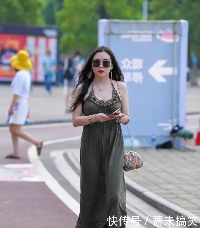 气息|连衣裙的穿着真的好靓丽，散发清新自然的气息