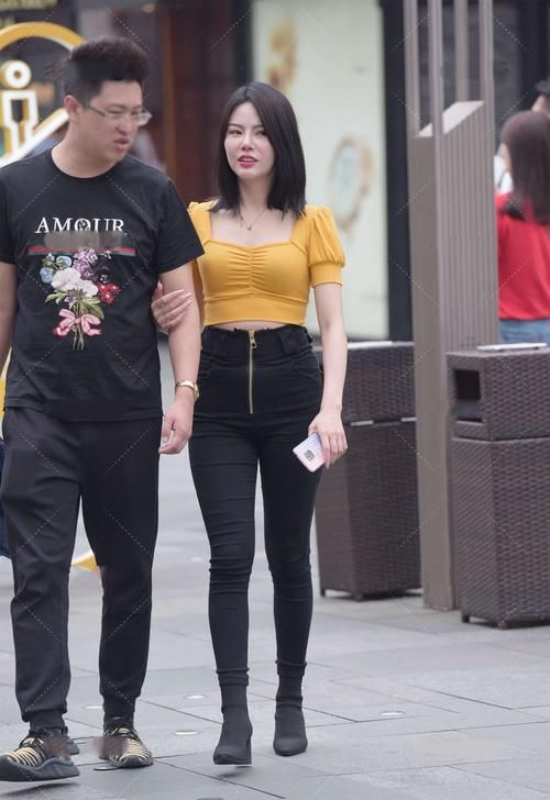 时尚设计上衣，搭配高腰小脚裤，气质时尚，穿出高级感