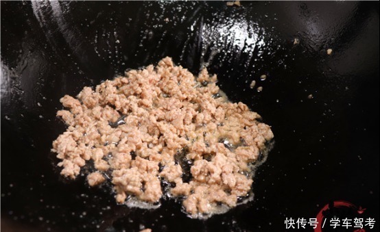 铁锅|炒菜老粘锅大厨教你一个土方法，不管炒什么菜也不粘锅，看一看