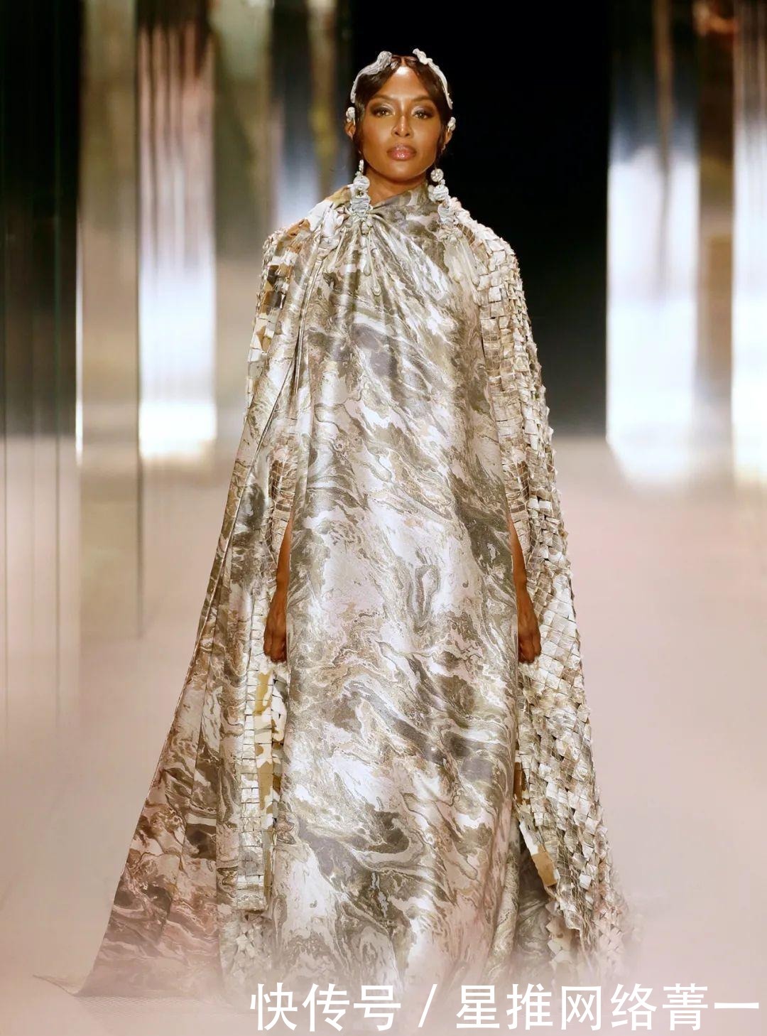 jones|黛米·摩尔走秀的FENDI2021高定秀,她们为艺术站台