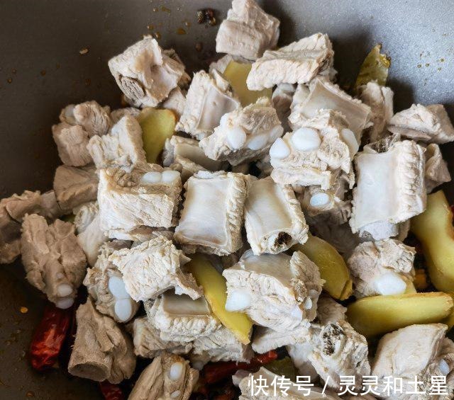 美食天下|十三香麻辣排骨，麻辣入味儿，好吃下饭！