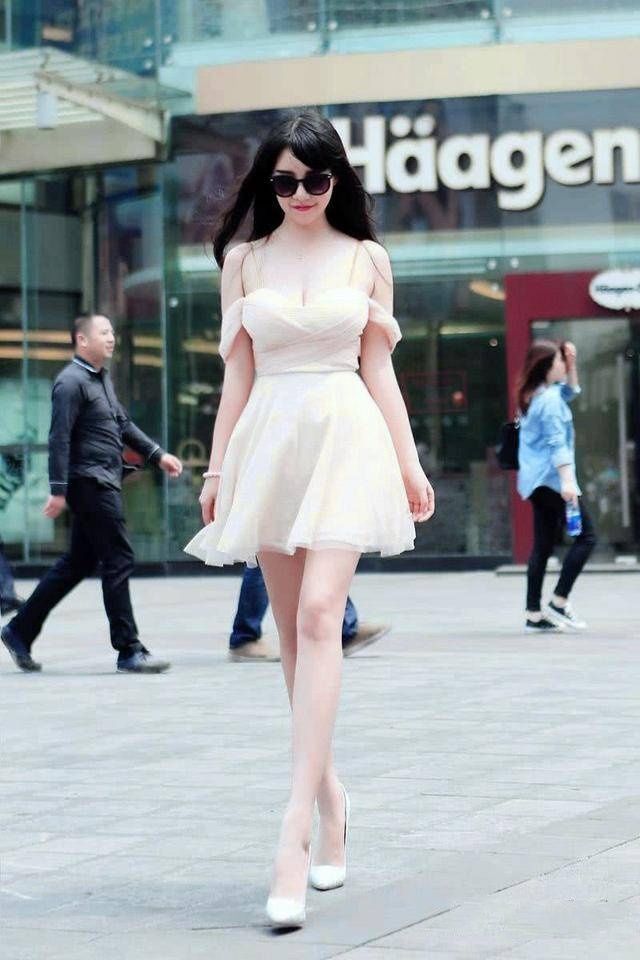 街拍:随性简单的穿搭,让美女气场全开,魅力无限