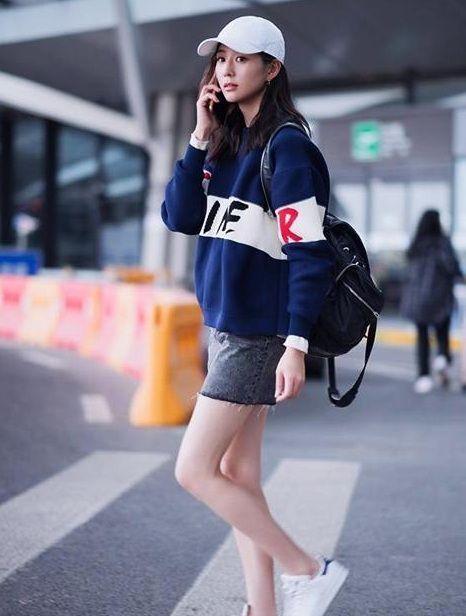 针织衫|美女身穿肉色长裙仙气飘飘，外面的米色短款针织衫，十分的好看