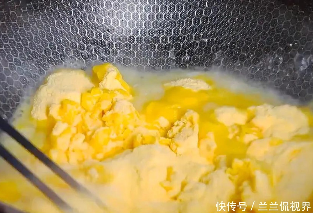 把玉米面倒进滚烫开水里，制成小饼，隔三差五吃一次，真香