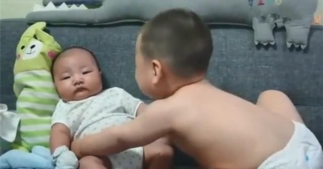 竞争感|2岁哥哥想抱抱弟弟,弟弟“吨位”太重抱不动,接下来画面真萌