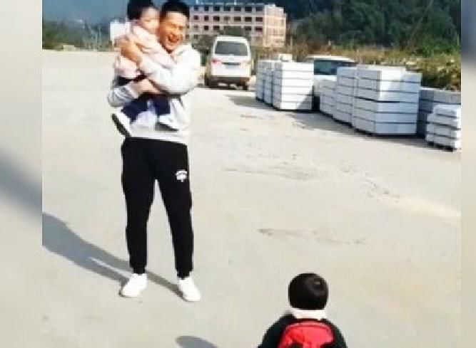 肚子疼|宝爸抱着侄女走了,接下来亲闺女的做法,网友笑喷:给力