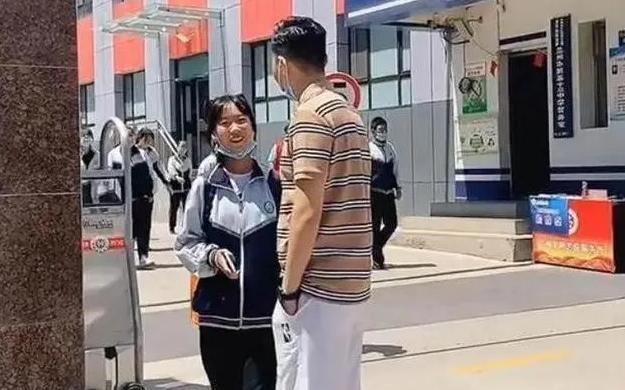 注重保养|“最嫩爸爸”火了,接初中女儿放学被当男友,老师我以为她早恋