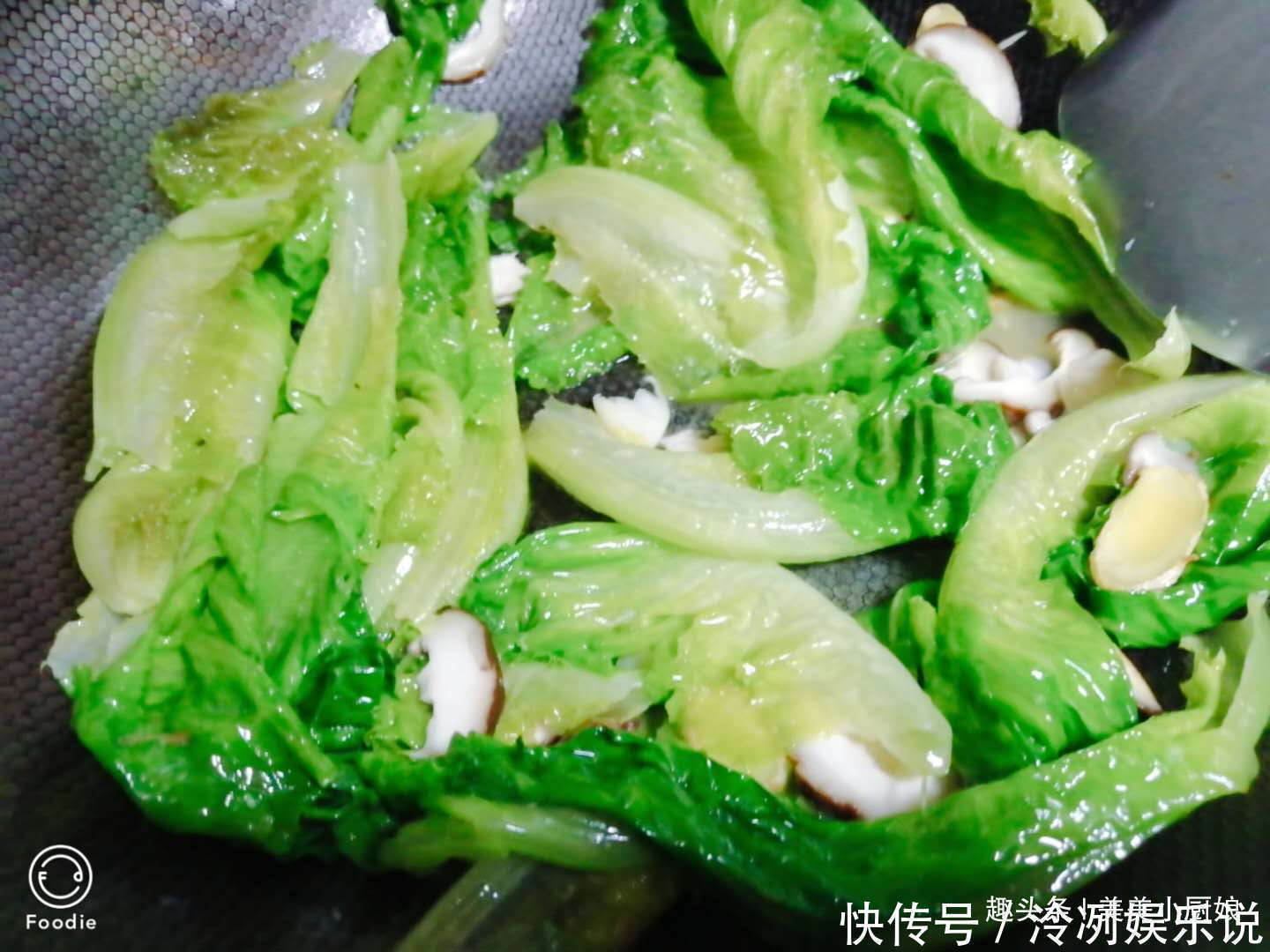 5朵香菇，3两生菜，做出青脆爽口的懒人菜，吃再多都不增肥