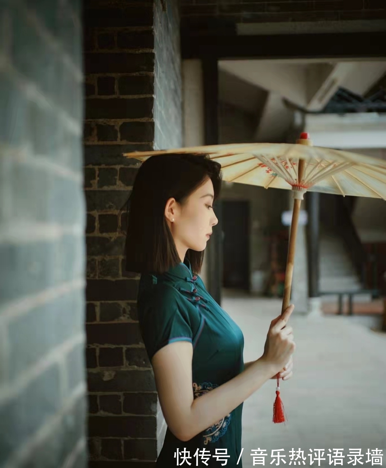 碧水流$七律:翠叶随风邀客笑,黄花映日对眸开