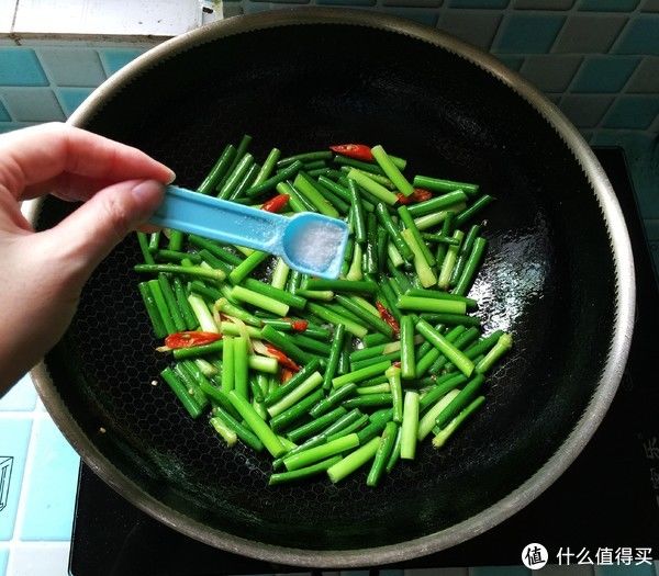 天气转凉,这菜可常吃!温和不辣口,配它炒一炒,鲜嫩好吃又开胃