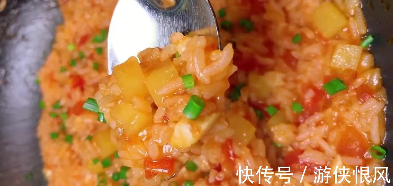 1粒西红柿，1枚土豆，1碗米饭，炒一炒焖一焖，真香