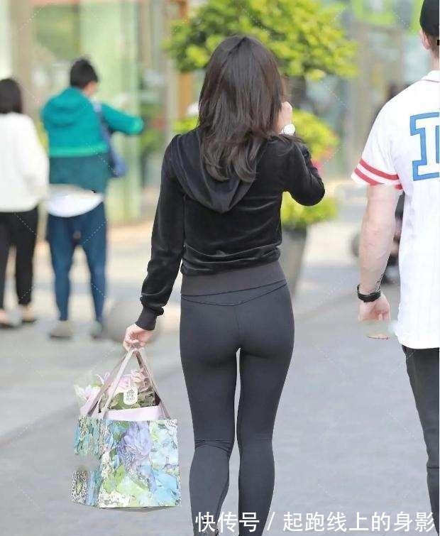 蕾丝 “露胃”打底裤的美女，轻盈好看又显气质，时尚美丽！