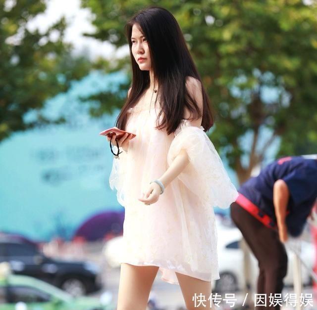 街拍小姐姐穿着黑色网纱的仙女裙,太有感染力了