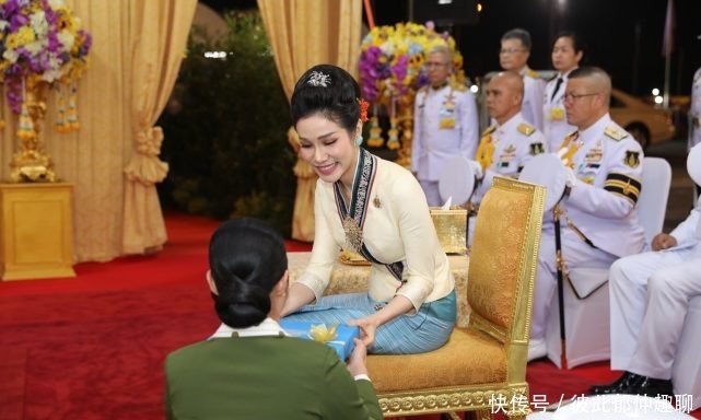 诗妮娜戴绿松石耳环完胜苏提达!脸部浮肿肚腩鼓鼓,整容脸好明显