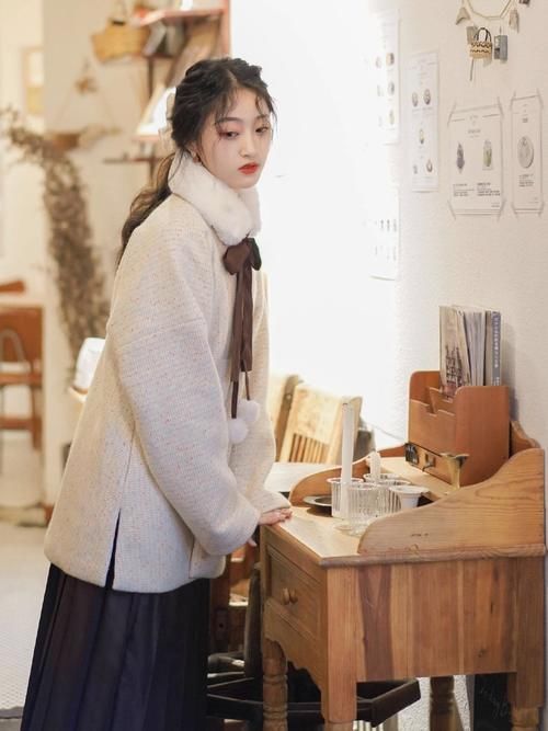 有种汉服叫“冬天第一杯奶茶”，不仅简约大方，还很日常