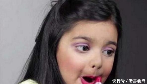 阿姨们|4岁小女孩化妆技术逆天,抹眼影打粉底让阿姨们都自愧不如