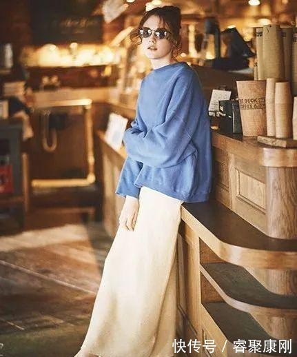 随性|卫衣+半裙=早秋最火混搭套路,时髦又有女人味