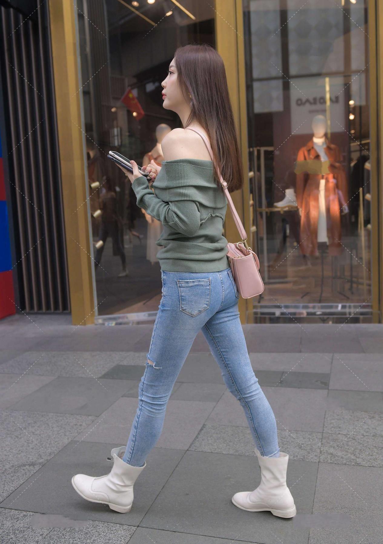 搭配|一字肩搭配牛仔裤,彰显新颖时尚,更显青春感