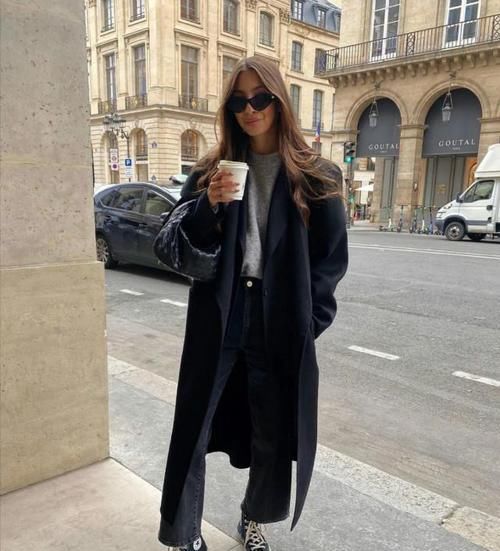 女人不管多少年纪，穿大衣时，最好别配这2双鞋子，另外3双更时髦